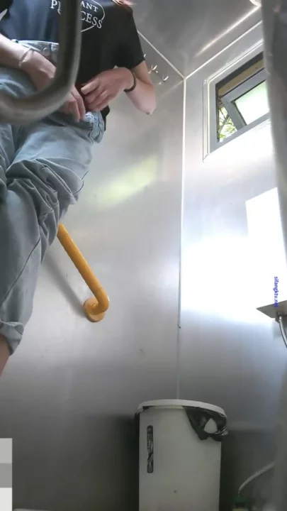 大学トイレでの密会？ アジアの美女を捉えた盗撮映像 のスクリーンショット 2