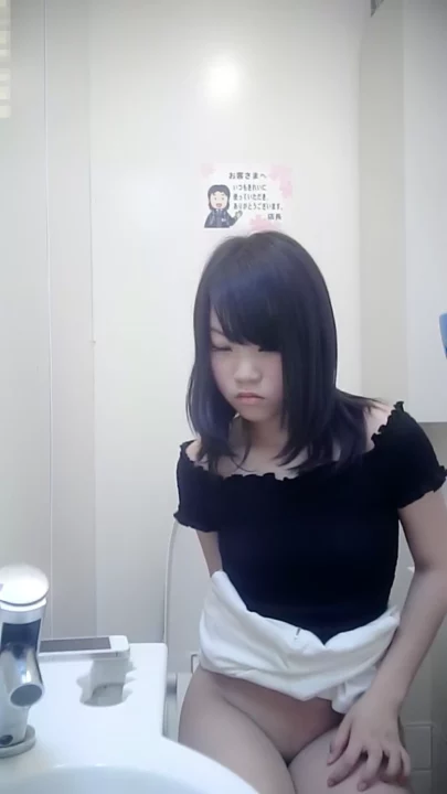 コンビニトイレで盗撮！美女の無防備な姿を密着撮影 のスクリーンショット 7