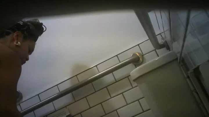 トイレで魅せるプリケツ！悩殺ヒップ連発 のスクリーンショット 3