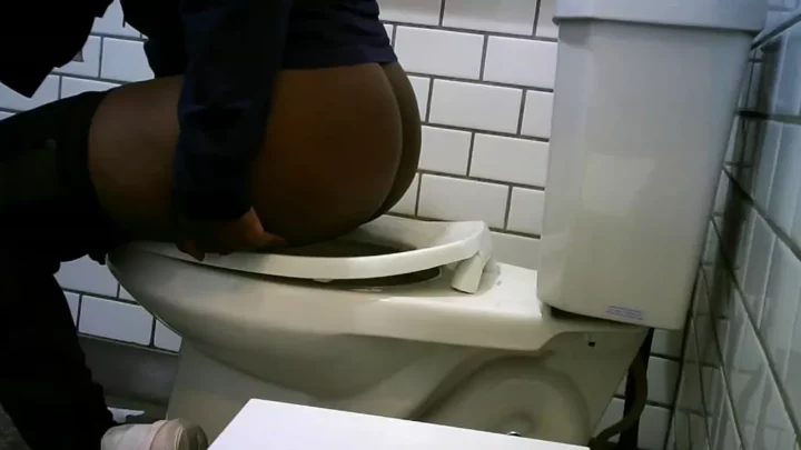 トイレで魅せるプリケツ！悩殺ヒップ連発 のスクリーンショット 7