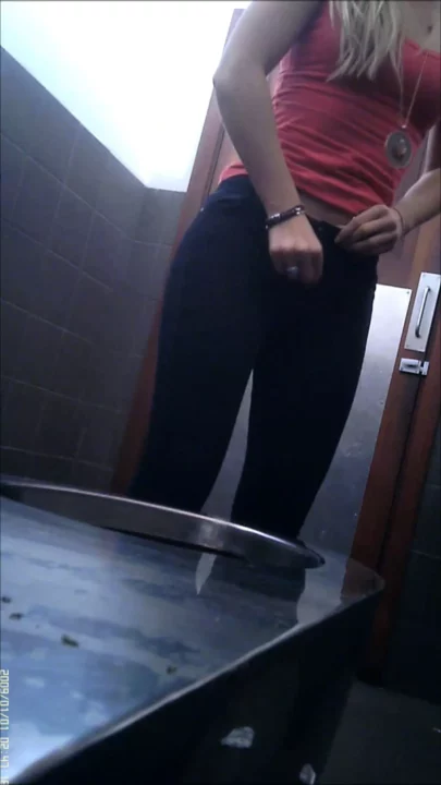 【隠し撮り】ドイツのトイレで繰り広げられる秘密の欲望 のスクリーンショット 7