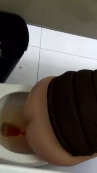【隠し撮り】ドイツのトイレで繰り広げられる秘密の欲望 のスクリーンショット 15