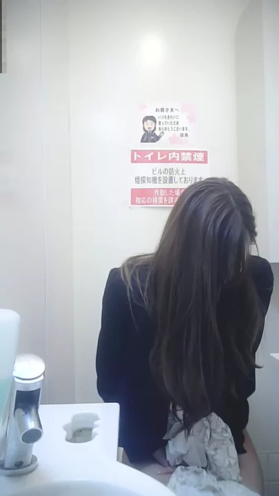 期間限定！制服美女のトイレ覗き見、極上美尻を堪能 のスクリーンショット 3