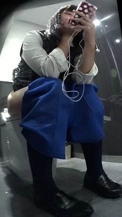 衝撃！女子トイレで秘密の鼻ほじり…！ のスクリーンショット 3