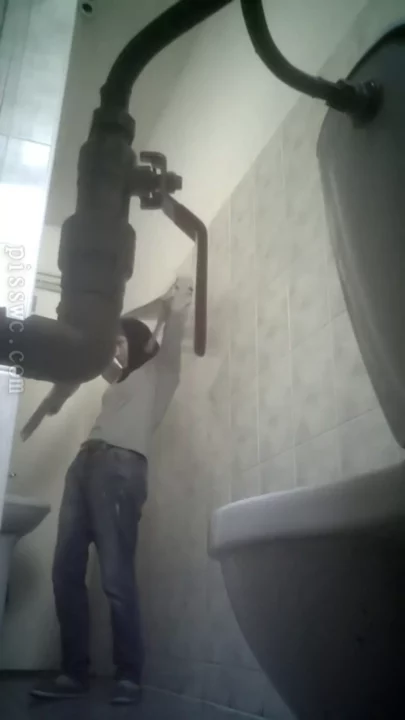 ロシアの隠しカメラ！衝撃のトイレ盗撮現場 のスクリーンショット 3