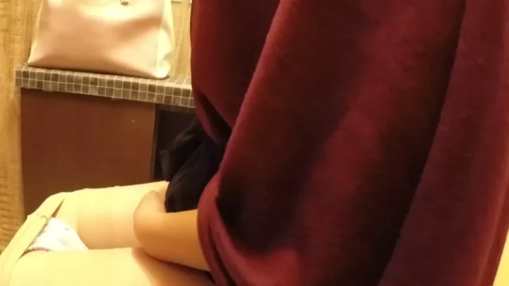 女子トイレ盗撮！JKのプライベート丸見え検証 第二弾 のスクリーンショット 3