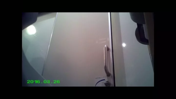 コンビニ店員さんの秘密！盗撮カメラが捉えたトイレでの一幕 のスクリーンショット 7