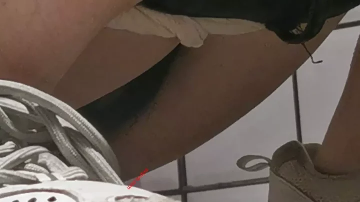 中国の公共トイレに隠しカメラ！盗撮された女性の決定的瞬間 のスクリーンショット 11