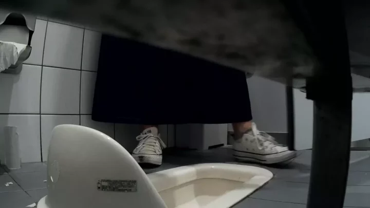 【隠し撮り】複数コンビニで盗撮！トイレで用を足す美女たち のスクリーンショット 3