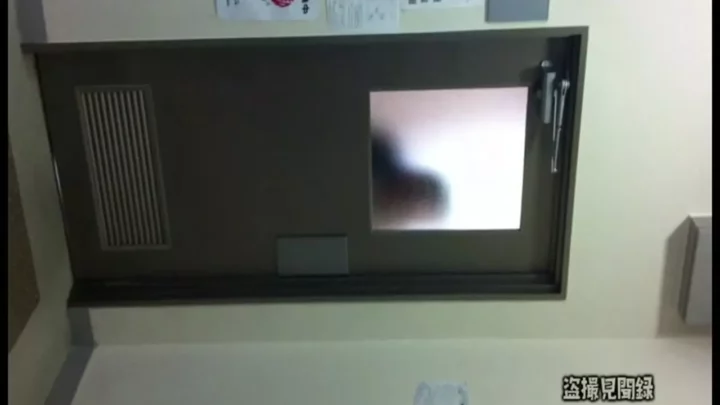 【隠し撮り】複数コンビニで盗撮！トイレで用を足す美女たち のスクリーンショット 7