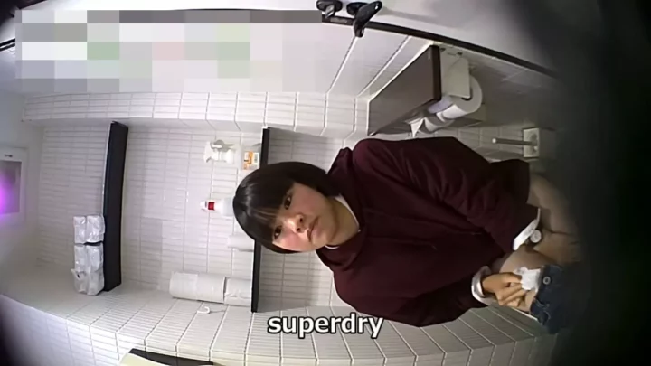 大胆な正面アングル！トイレで魅せる無防備なヒップライン のスクリーンショット 7
