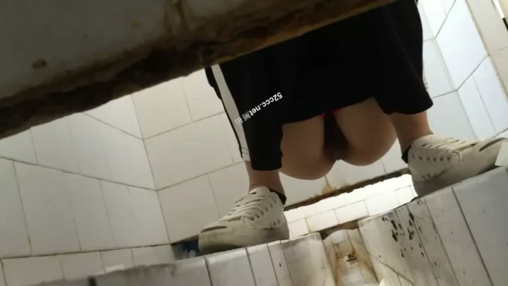 中国人留学生のトイレ盗撮：密室で魅せる禁断の姿 のスクリーンショット 3