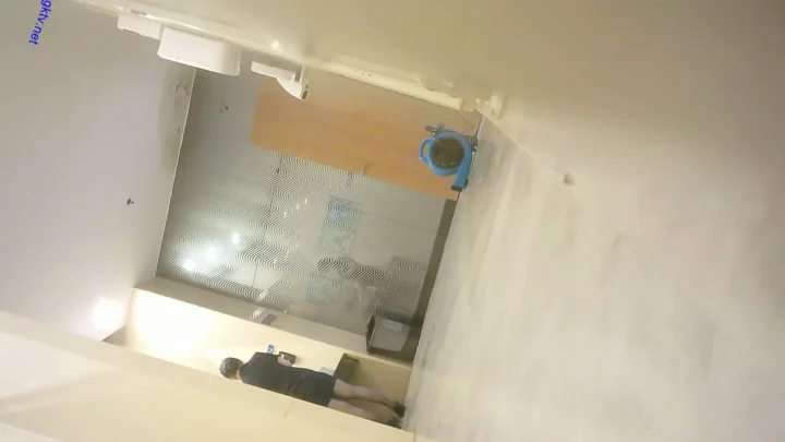 【隠し撮り】中国の女子トイレで盗撮！衝撃の瞬間 のスクリーンショット 4