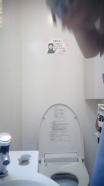 コンビニトイレで盗撮！美女の無防備な姿を密着撮影 のスクリーンショット 8