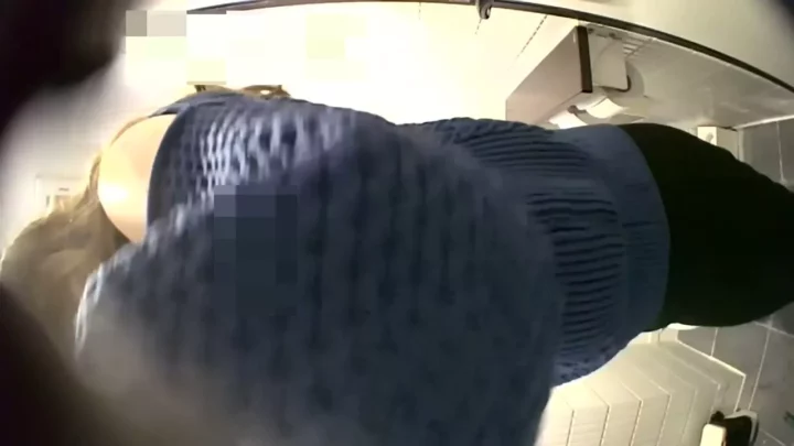 トイレ隠し撮り7連発！見えちゃってるハプニング のスクリーンショット 8