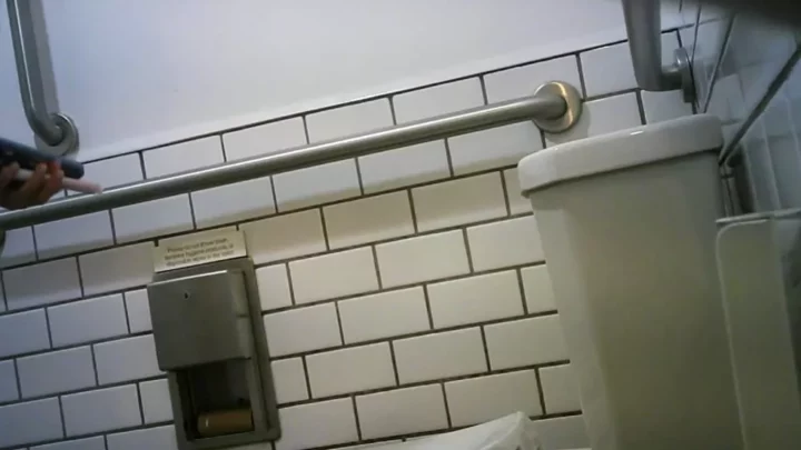 トイレで魅せるプリケツ！悩殺ヒップ連発 のスクリーンショット 12