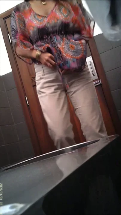【隠し撮り】ドイツのトイレで繰り広げられる秘密の欲望 のスクリーンショット 4