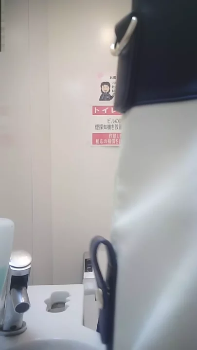期間限定！制服美女のトイレ覗き見、極上美尻を堪能 のスクリーンショット 4