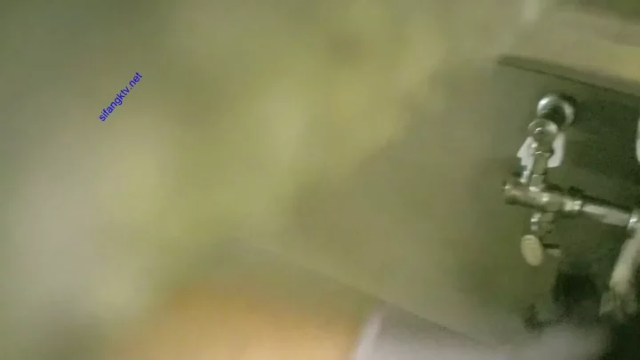 仕掛けられた盗撮カメラ！中国のトイレで捉えた衝撃映像 のスクリーンショット 4