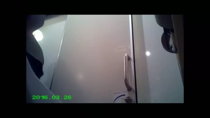 コンビニ店員さんの秘密！盗撮カメラが捉えたトイレでの一幕 のスクリーンショット 8