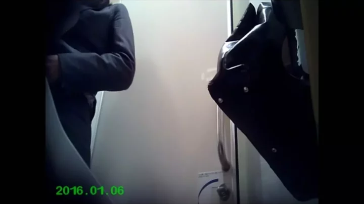 コンビニ店員さんの秘密！盗撮カメラが捉えたトイレでの一幕 のスクリーンショット 12