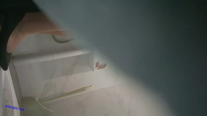 中国の公衆トイレ盗撮！まさかの展開に絶句 のスクリーンショット 4