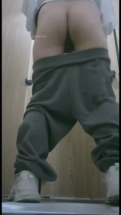 中国の公衆トイレで盗撮！衝撃の隠し撮り映像 のスクリーンショット 4