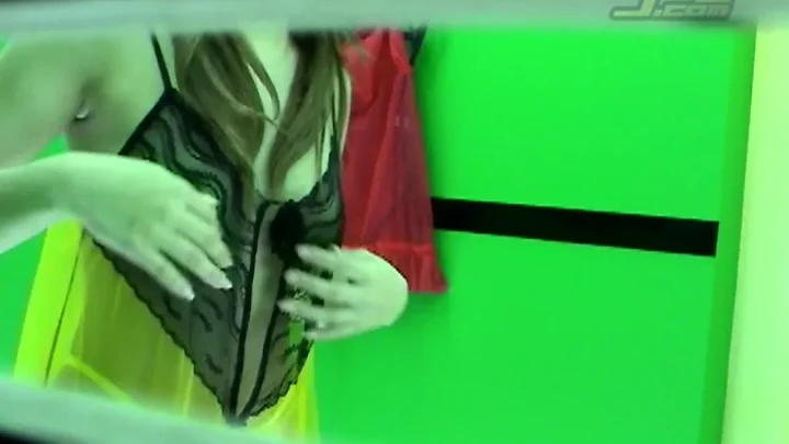 制服JKの着替えを隠し撮り！ドキドキの盗撮体験 のスクリーンショット 4