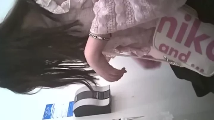 【無修正】美女の洋式トイレ盗撮！決定的瞬間 のスクリーンショット 8