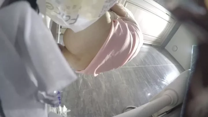 【衝撃】中国トイレ盗撮！まさかの瞬間を激写 のスクリーンショット 4