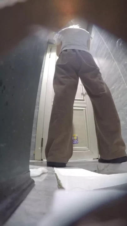 夜のクラブトイレで激撮！隠しカメラが捉えた秘密 のスクリーンショット 4