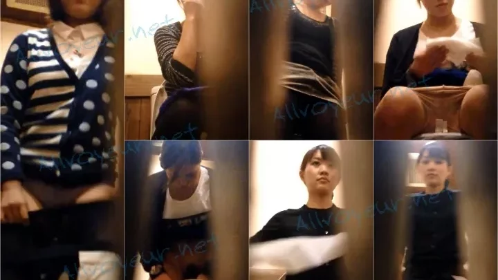 淡いピンクのパンティで魅せる！キュートな彼女のトイレタイム