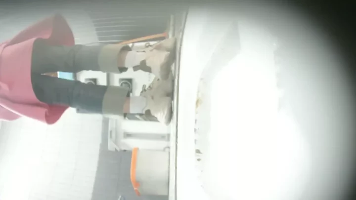 オフィスで隠し撮り！トイレで魅せる同僚の秘密 のスクリーンショット 1