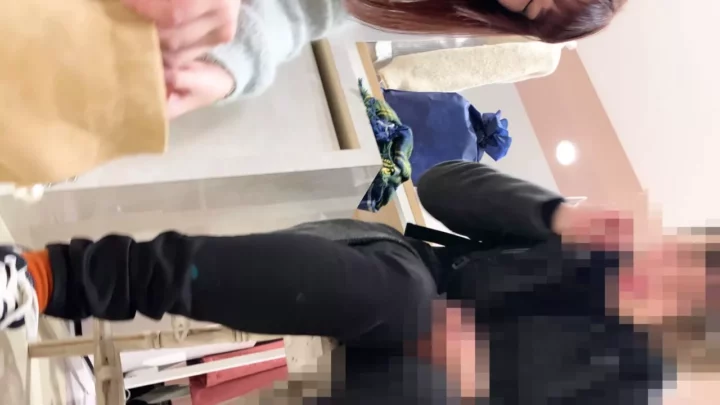 私服JKの網タイツを覗き見！魅惑のアップスカート のスクリーンショット 5