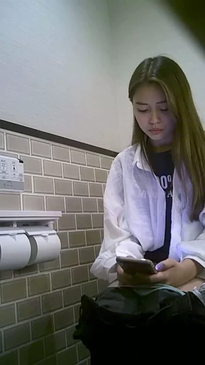 トイレで魅せる大開脚！極上美尻が誘う秘密の時間 のスクリーンショット 1