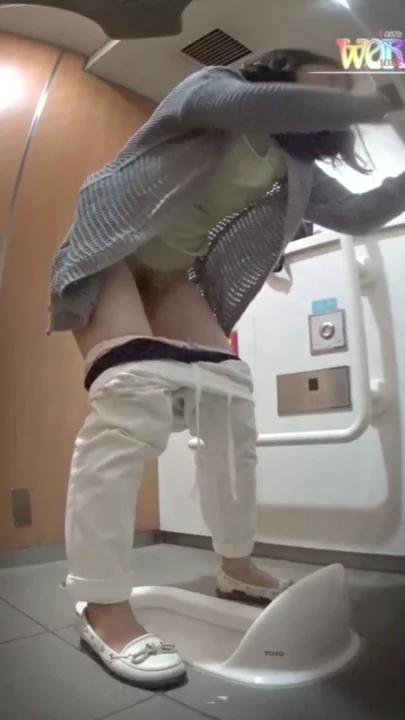 女子トイレの隠し撮り映像！駅の個室でまさかの… のスクリーンショット 5