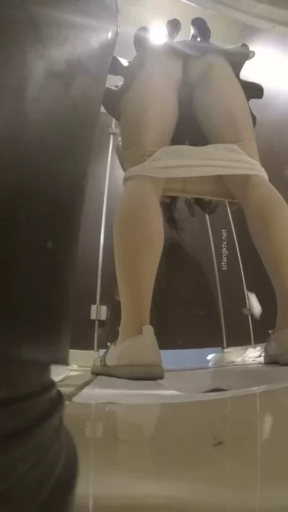 クラブのトイレで盗撮！欲望うず巻く秘密の夜 のスクリーンショット 1