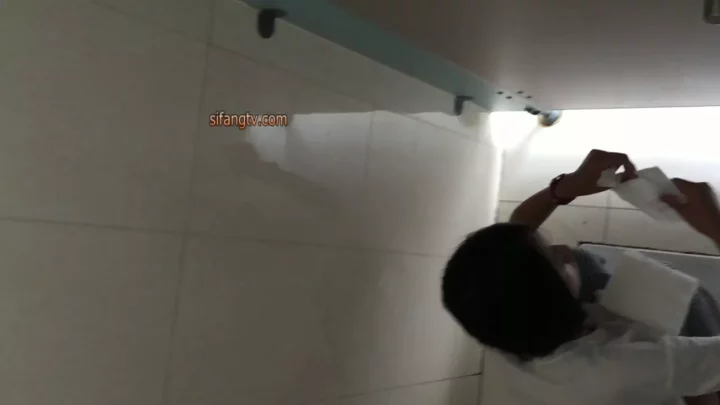 大胆不敵な盗撮！覗き見られた美尻の秘密 のスクリーンショット 1