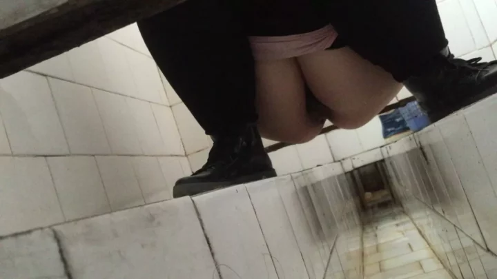 【盗撮】中国の公共トイレで隠しカメラが捉えた衝撃の瞬間 のスクリーンショット 5