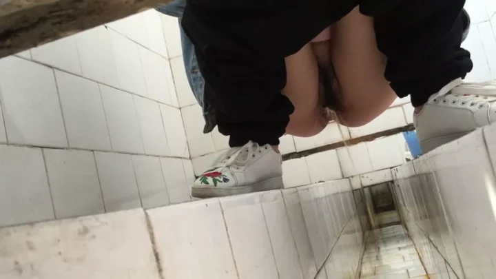 【盗撮】中国の公共トイレで隠しカメラが捉えた衝撃の瞬間 のスクリーンショット 9