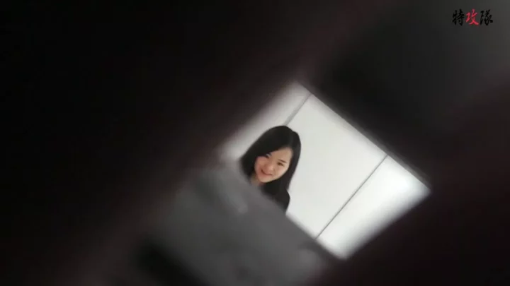 トイレ盗撮！連続美人シリーズに迫る隠し撮り のスクリーンショット 1