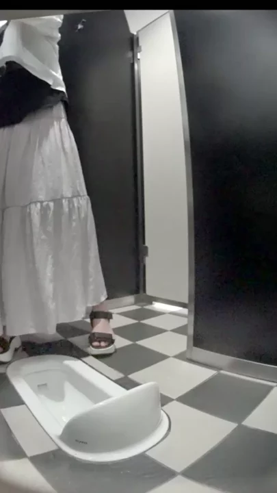 高級デパートで衝撃！和式トイレ美女と鼻ほじギャルの秘密 のスクリーンショット 1