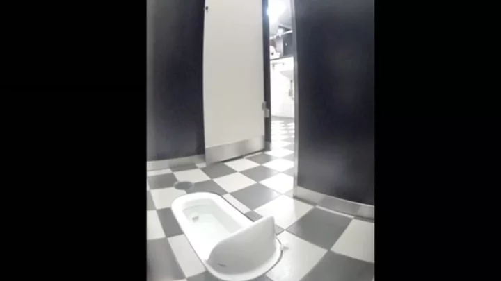 高級デパート和式トイレで熟女が魅せる無修正の秘密 のスクリーンショット 1