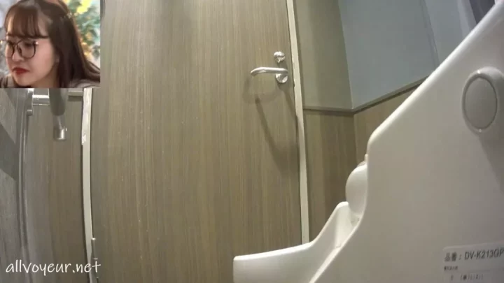 トイレ盗撮！天使の笑顔の下に秘めた甘い蜜 のスクリーンショット 1