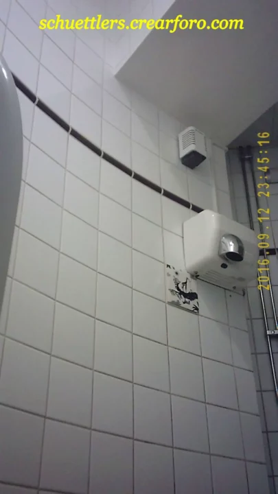 女子トイレの隠し撮り：制服美少女たちの秘密の瞬間 のスクリーンショット 1