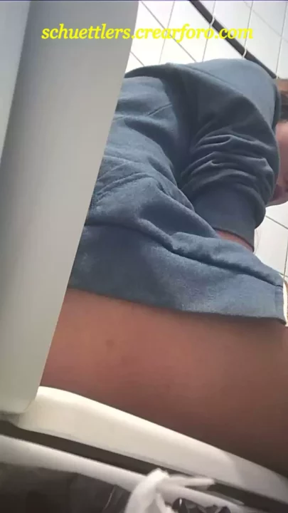 女子トイレの隠し撮り：制服美少女たちの秘密の瞬間 のスクリーンショット 5
