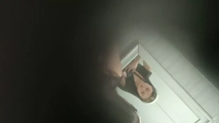 中国トイレ盗撮！女子大生がまさかの密会…衝撃の結末！ のスクリーンショット 1