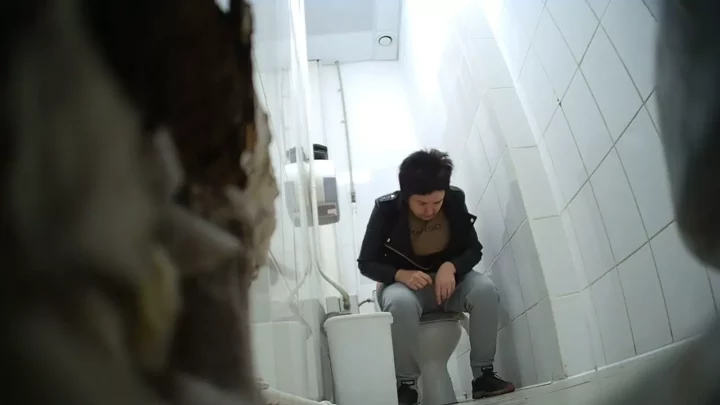 覗き見！ショッピングセンターのトイレで大胆ハプニング のスクリーンショット 1