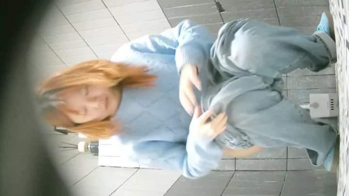 オフィスで隠し撮り！トイレで魅せる同僚の秘密 のスクリーンショット 2
