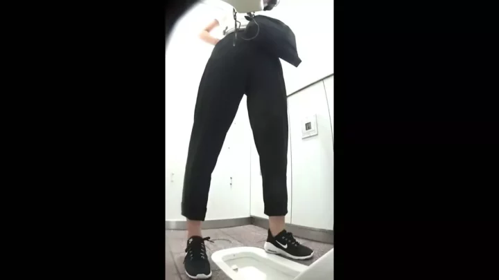 【隠し撮り】地下鉄御堂筋のトイレでOLのパンスト美脚を激写 のスクリーンショット 2